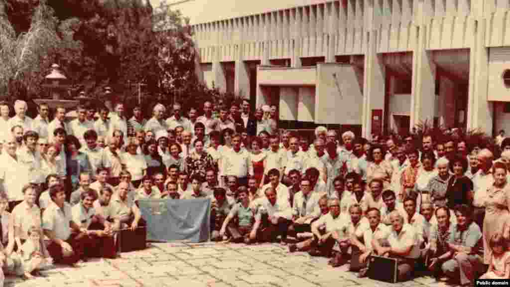 Червень 1991. А це вже учасники та гості другого Курултаю в Сімферополі. Між двома зборами минуло понад 70 років. І ось він, затверджений ще на початку 20 століття, національний прапор у руках у кримських татар, які повернулися на рідну землю з депортації