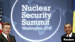 U.S. President Barack Obama (right) meets with Ukraine's President Viktor Yanukovych at the Nuclear Security Summit in Washington