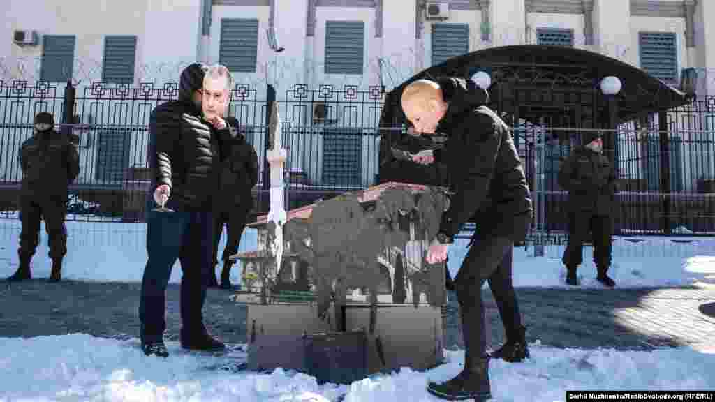 Правозащитники и активисты продемонстрировали, как проходит «реконструкция» Ханского дворца под управлением российских властей на полуострове