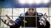 Руският опозиционер Алексей Навални жестикулира от затворническата си килия във видео връзка по време на съдебния процес срещу него, 28 декември 2021. 