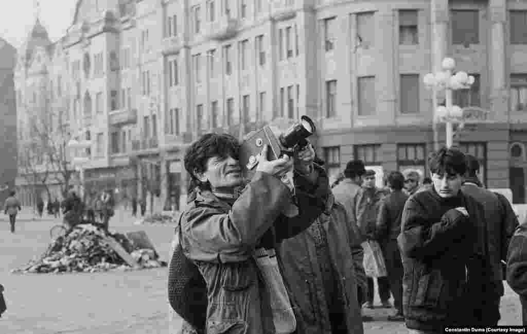 Mircea Radu, proiecționist din Timișioara, fotografiat în timp ce filma ce se întâmplă în zilele Revoluției.