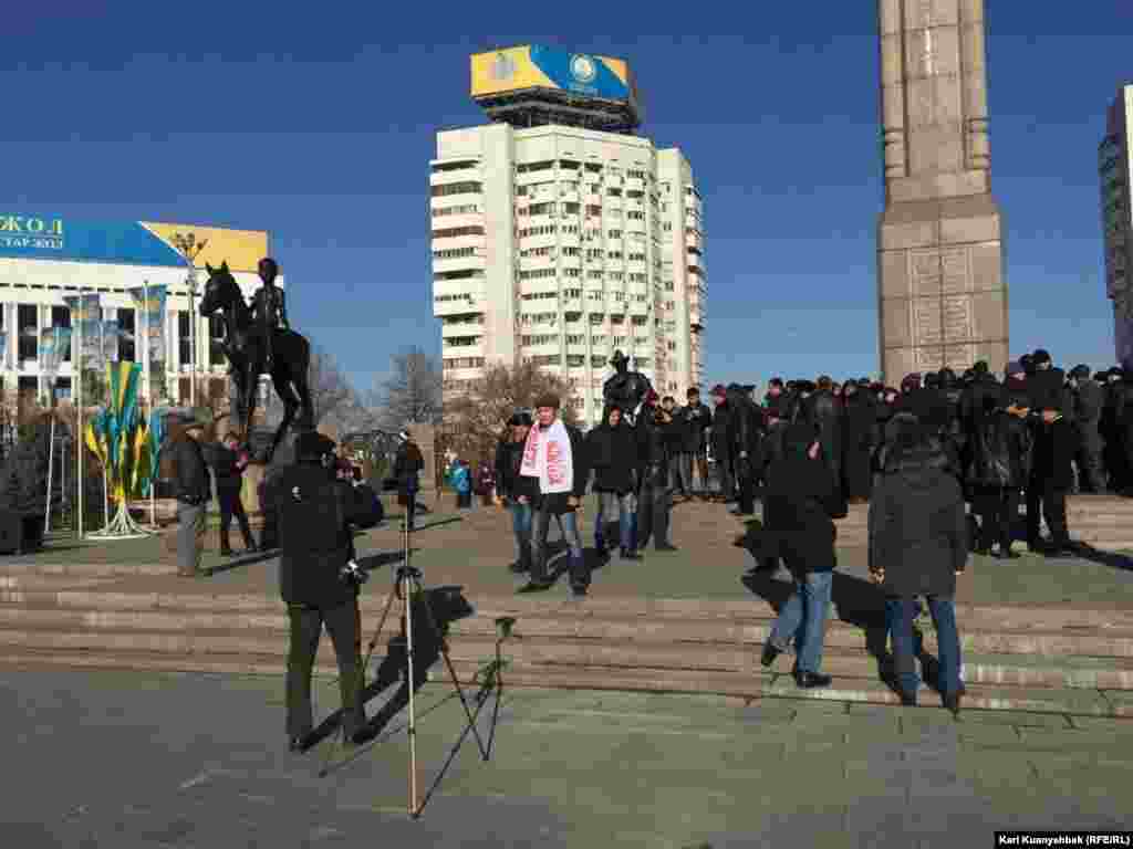 Собравшиеся на площади Республики в Алматы в памятный день 16 декабря 2015 года. 