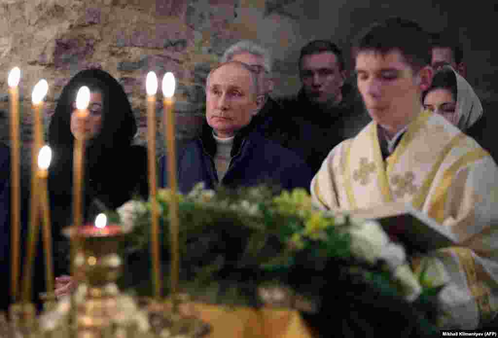 Ruski predsjednik Vladimir Putin prisustvuje pravoslavnoj božićnoj misi u maloj crkvi iz 13. vijeka u blizini Velikog Novgoroda.
