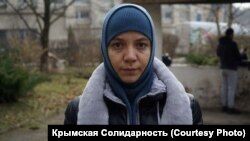 Російські слідчі звинувачували Омерову в адмінправопорушенні за вихід на одиночний пікет, але суд у Джанкої не знайшов складу злочину і закрив справу.
