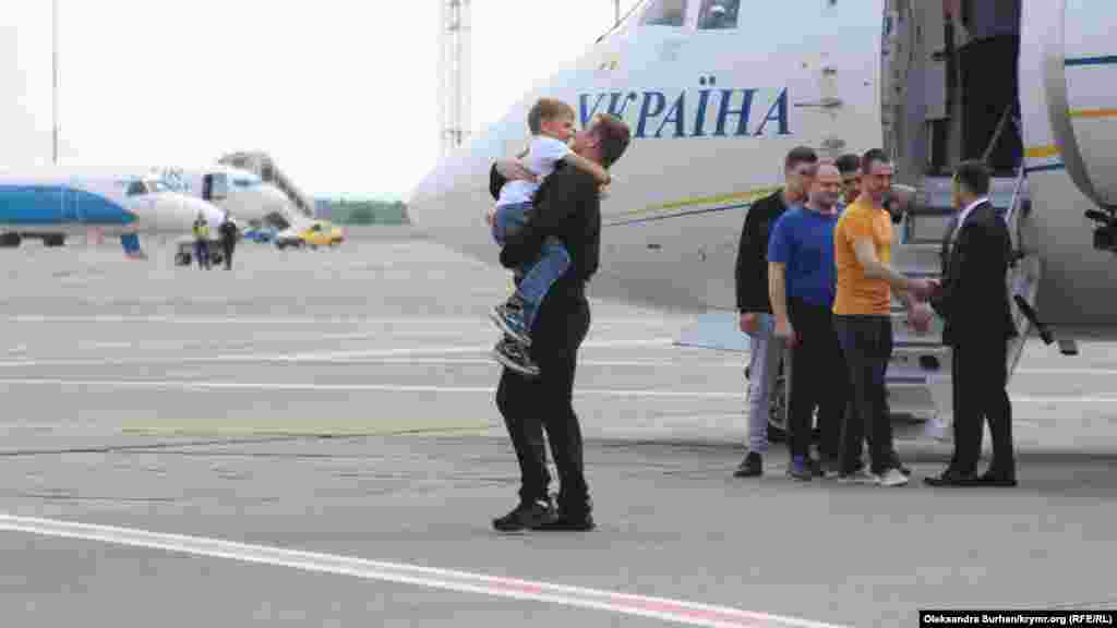 Моряк Денис Гриценко обнимает сына. Российские суды в Крыму арестовали 24 украинских военных, обвинив их по ч. 3 ст. 322 УК России (незаконное пересечение границы), им грозило до 6 лет лишения свободы. Прокуратура АРК признала захваченных ФСБ России украинских моряков военнопленными