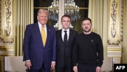 АКШнын шайланган президенти Дональд Трамп, Франциянын лидери Эммануэл Макрон жана Украинанын президенти Владимир Зеленский. 7-декабрь, 2024-жыл.