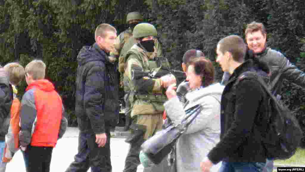 Насилие исходит даже не от «самообороны», это последняя инстанция, которая внимательно наблюдает за происходящим.