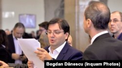 Fostul ministru al Sănătății, Nicolae Bănicioiu, este acuzat că a primit de-a lungul a trei ani aproape 4 milioane de lei mită pentru a păstra cinci manageri de spitale în funcții.