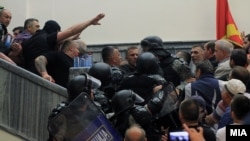 Nasilni upad pristalica VMRO DPMNE u Sobranje Makedonije 27. aprila