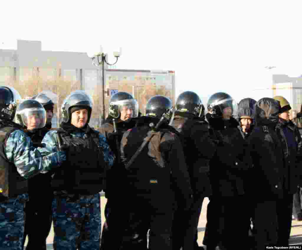 Полицейские на центральной площади Актау, 18 декабря.
