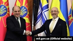 Міністр оборони України Олексій Резніков (праворуч) і міністр оборони Великої Британії Бен Воллес. Київ, 16 листопада 2021 року