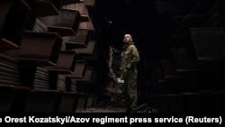 Pripadnik ukrajinskih snaga unutar Azovstala 19. maj 2022.