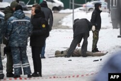 Istražitelji i policijski stručnjaci na mjestu eksplozije u kojoj su, prema navodima ruskog Istražnog komiteta, poginuli komandant ruskih oružanih snaga za hemijsku, biološku i radijacijsku odbranu Igor Kirilov i njegov pomoćnik.