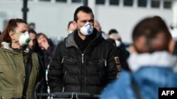 Разпространението на коронавируса в Италия доведе до извънредни мерки. Хората са допускани в супермаркети в малки групи, за да се намари контакта помежду им.