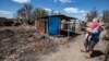 Зупинка «Смолянинове» між лісом, з якого прийшов вогонь, та найбільш постраждалою вулицею Піщана