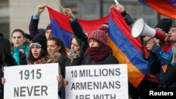 Ֆրանսիա - Հայ ցուցարարները բողոքի ակցիա են անցկացնում Մարդու իրավունքների եվրոպական դատարանի առջև «Փերինչեքն ընդդեմ Շվեյցարիայի» գործով լսումների ժամանակ, Ստրասբուրգ, 28-ը հունվարի, 2015թ․