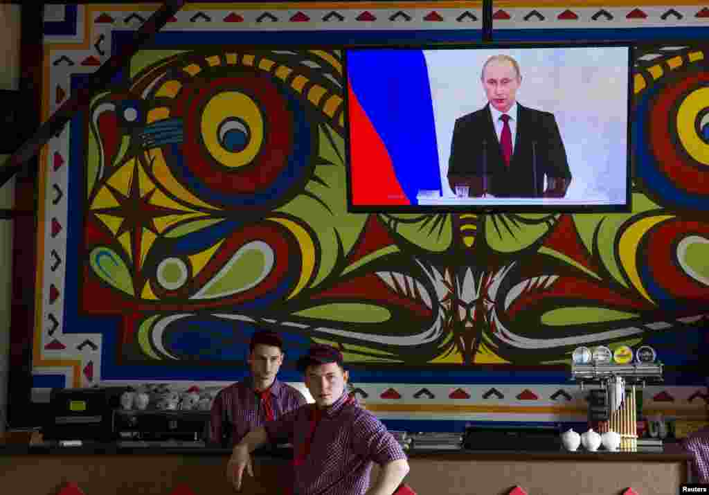 У сімферопольському кафе транслюють звернення президента Росії Володимира Путіна 18 березня 2014 року до обох палат Федеральних зборів Російської Федерації у зв'язку з пропозицією Державної ради Республіки Крим про прийняття її до складу Російської Федерації