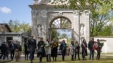 <p>Сьвятлана Ціханоўская ўсклала кветкі да помніка «Маці Чарнобыля» у Вільні разам з дыпляматамі і амбасадарамі Літвы, Польшчы, Эстоніі, Гішпаніі, ЗША, Харватыі, Францыі, Ірляндыі, Чэхіі і Нідэрляндаў. Вільня, 26 красавіка 2025 году 