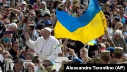 Папа Римський Франциск і українські військові на площі Святого Петра у Ватикані, 25 травня 2016 року