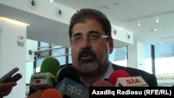 ՀՅԴ ղեկավար անդամ Կիրո Մանոյանը պատասխանում է լրագրողների հարցերին: Բաքու, 11-ը հոկտեմբերի, 2010թ.