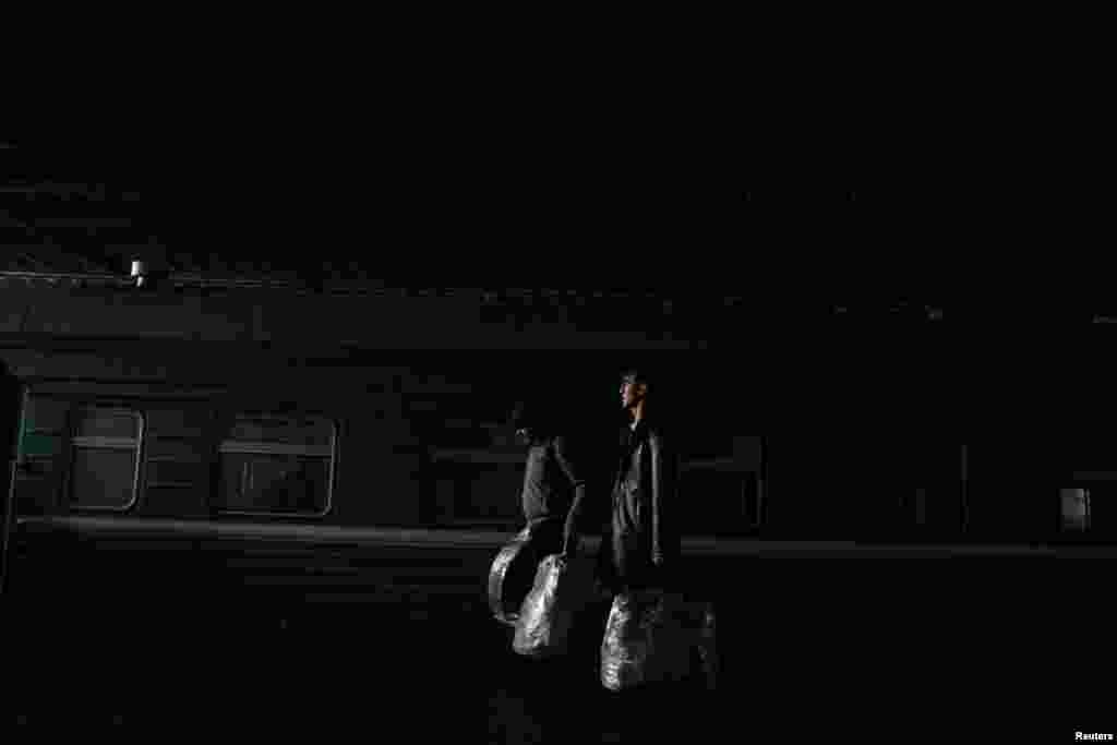 Мигранты в ожидании поезда в Таджикистан. 2011.