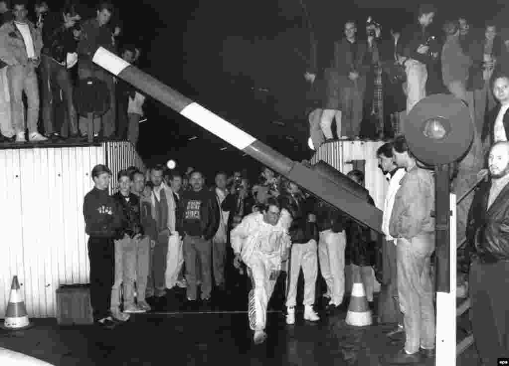 Чек араны ачуу. Берлин, 9-ноября 1989-жыл.
