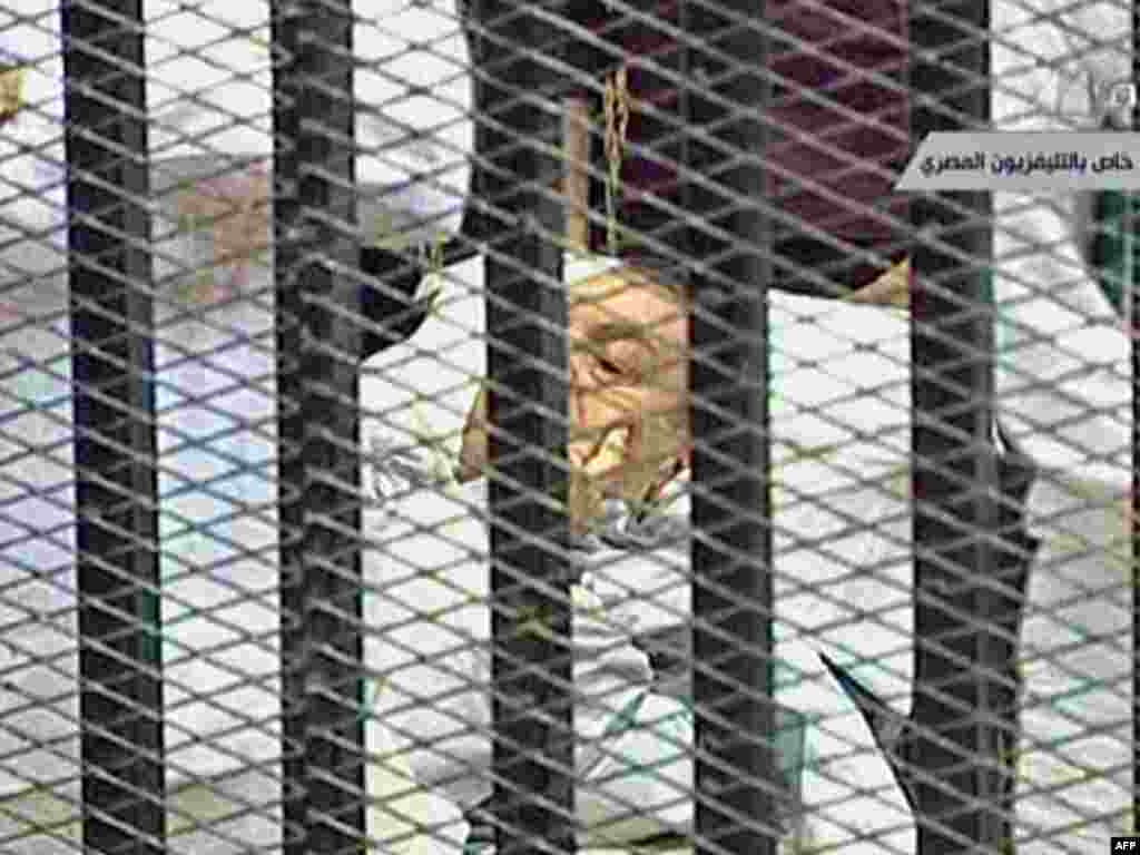 U sudnicu je bivši egipatski predsjednik Hosni Mubarak dovezen na bolničkom krevetu, optužen je za korupciju i za izdavanje zapovjedi da se puca po prosvjednicima na Tahrir trgu, gdje je ubijeno oko 850 demonstranata, 03.08.2011.