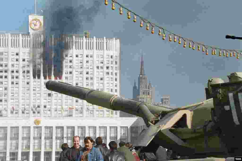 Около 8 часов утра 4 октября танки открыли огонь по верхним этажам Белого дома, перед тем, как здание Верховного Совета было взято штурмом.