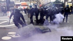 Протестите се ожесточиха в четвъртък и се стигна до сблъсъци между полицията и демонстранти