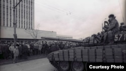Люди захищають телецентр у Вільнюсі під дулами танків. (Фото Євгенія Кондакова) 13 січня 1991 року