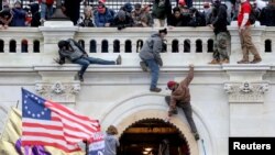 Pristalice Donalda Trampa nasilno su upali u Kongres 6. januara 2021. 