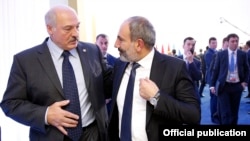 Բելառուսի նախագահ Ալեքսանդր Լուկաշենկոն և Հայաստանի վարչապետի պաշտոնակատար Նիկոլ Փաշինյանը Աստանայում մասնակցում են ՀԱՊԿ գագաթնաժողովին, 8-ը նոյեմբերի, 2018թ. 