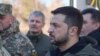 Președintele Volodimir Zelenski, într-o vizită la o unitate militară. Fotografie de arhivă. 