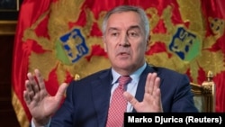 Stravične brojke o svakodnevnom porastu broja umrlih i zaraženih ne smiju nikoga u Crnoj Gori ostaviti ravnodušnim”, naveo je Đukanović te se založio za energičniju primjenu epidemioloških mjera, zatvaranje granica bez PCR testa i ubrzavanje vakcinacije.  