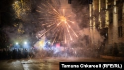 Artificii lansate la Tbilisi în ziua a cincea de proteste, pe 2 decembrie. 