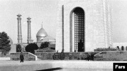 نمایی از آرامگاه رضاشاه پیش از تخریب توسط صادق خلخالی، حاکم شرع جمهوری اسلامی.