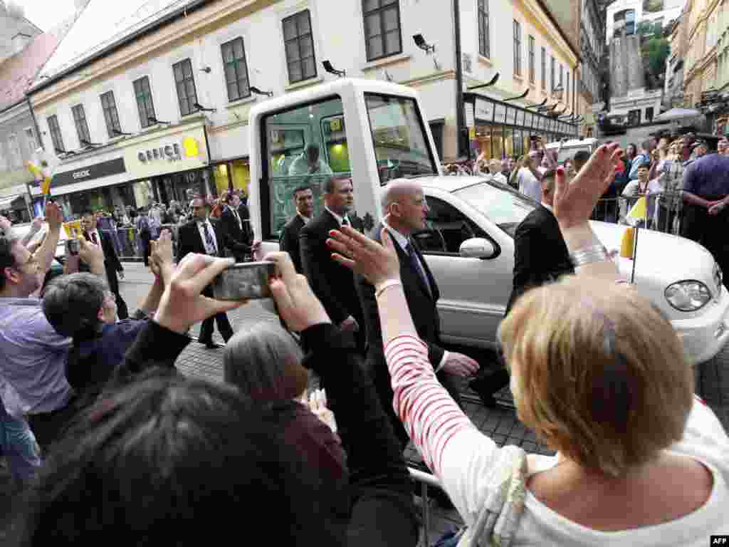Papa stiže na Trg Bana Jelačića u Zagrebu, 4. lipanj 2011. REUTERS / Nikola Šolić -