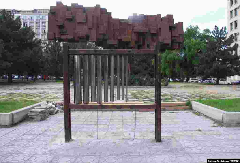 Бишкек шаары, "Жаштар аллеясы" эс алуу багы. 