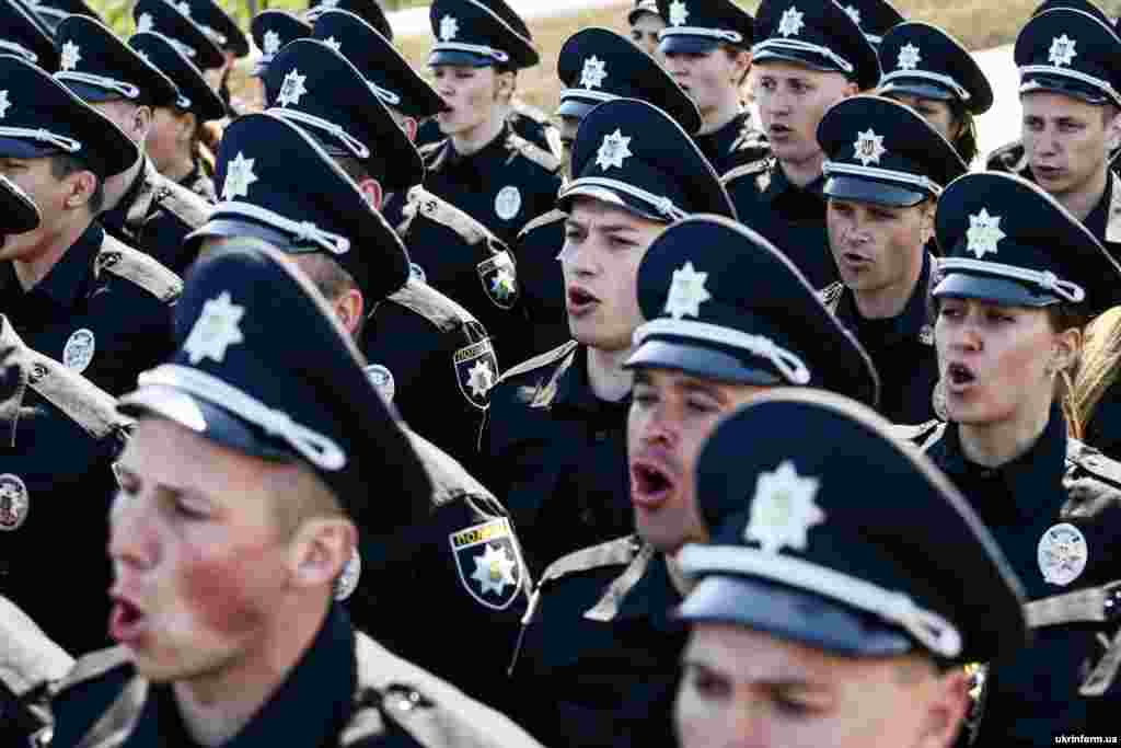 На острові Хортиця склали присягу 509 патрульних поліцейських, серед яких 105 дівчат та 41 учасник АТО. Запоріжжя, 16 квітня 2016 року