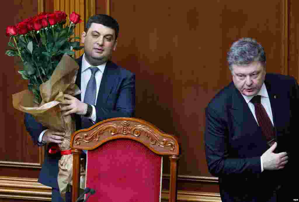 Президент України Петро Порошенко (праворуч) після вітання Володимира Гройсмана з призначенням на посаду Прем'єр-міністра України під час засідання парламенту, Київ, 14 квітня 2016 року
