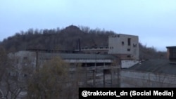 В'язниця в окупованому російськими гібридними силами Донецьку на території заводу ізоляційних матеріалів. Екс-полонені вважають, що фото тюрми в анонімний телеграм-канал скидав Євген Бражников, котрого зараз судять за допомогу адміністрації