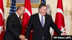 Министр иностранных дел Турции Мевлют Чавушоглу (слева) и государственный секретарь США Майк Помпео.
