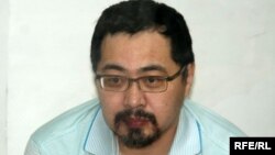 Ермек Нарымбаев, оппозиционный активист, на скамье подсудимых. Алматы, 21 июня 2010 года.