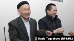 Кенжебек Абишев (слева) и Алмат Жумагулов в суде. Алматы, 10 сентября 2018 года.