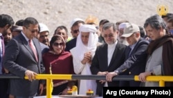 کمال خان بند د نيمروز ولايت په چهاربرجک ولسوالۍ کې جوړ شوی دی.