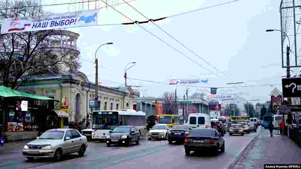 А сами троллейбусные маршруты – с перетяжками на контактных проводах
