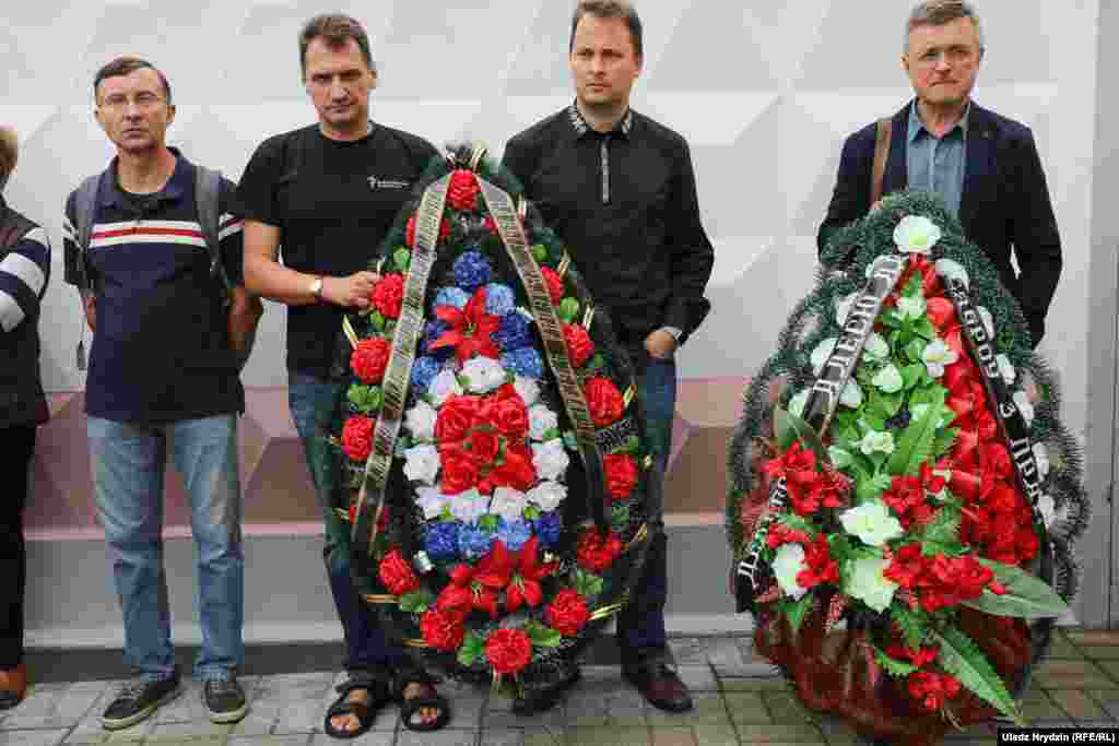 У 1989 годзе Ліпай стаў першым карэспандэнтам Радыё Свабода ў Беларусі. На фота ў цэнтры журналісты Віталь Цыганкоў і Франак Вячорка трымаюць разьвітальны вянок ад Радыё Свабода. Справа - журналіст Сяргей Абламейка.