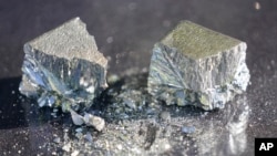 Крупний план рідкісноземельного металу, виробленого на заводі MP Materials у Форт-Ворті, штат Техас
