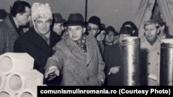Ceaușescu le dădea mereu lecții constructorilor și arhitecților cum să-i ridice ctitoriile. Aici vizitează o expoziție de materiale de construcție la Întreprinderea de prefabricate Militari în noiembrie 1976. Sursa:comunismulinromania.ro (MNIR)