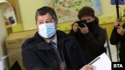 Съпредседателят на "Демократична България" Христо Иванов гласува в неделя